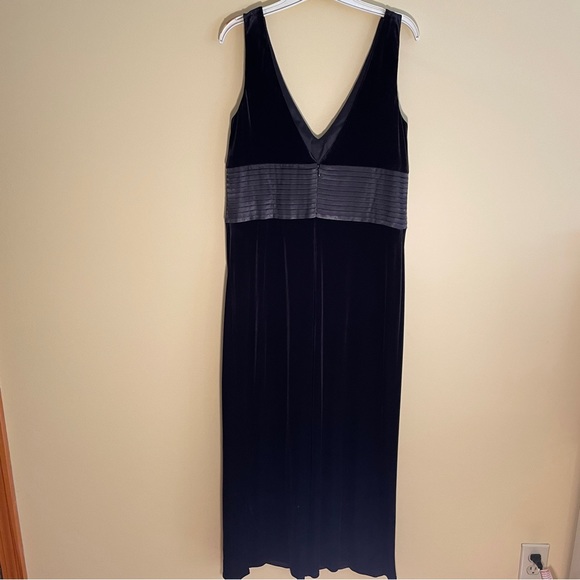 COLDWATER CREEK Black Velvet Sleeveless V-Neck Long Embellished Gown Size 12 - Picture 2 of 12